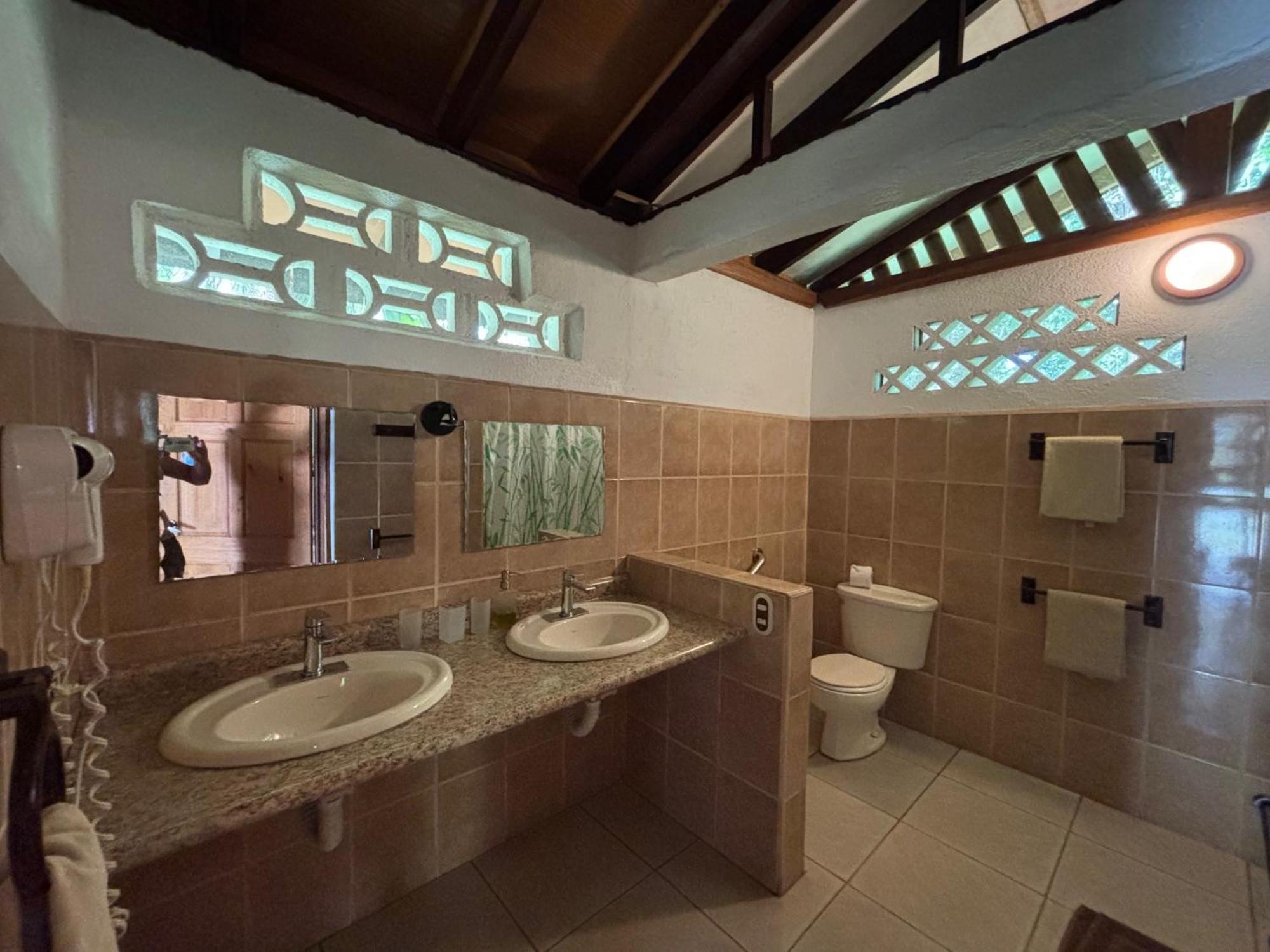 Hotel Suizo Loco Lodge & Resort Cahuita Exterior photo