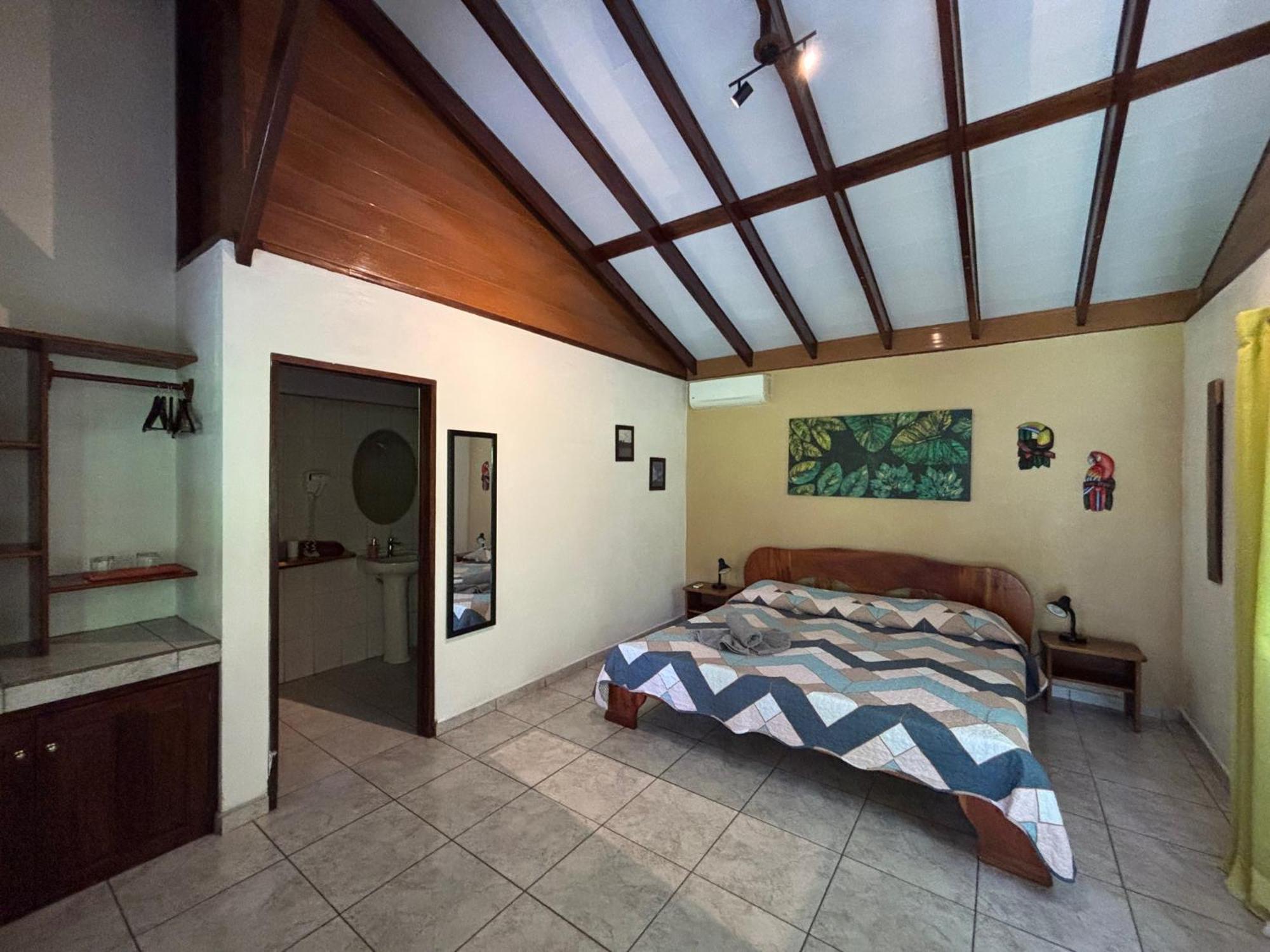 Hotel Suizo Loco Lodge & Resort Cahuita Exterior photo