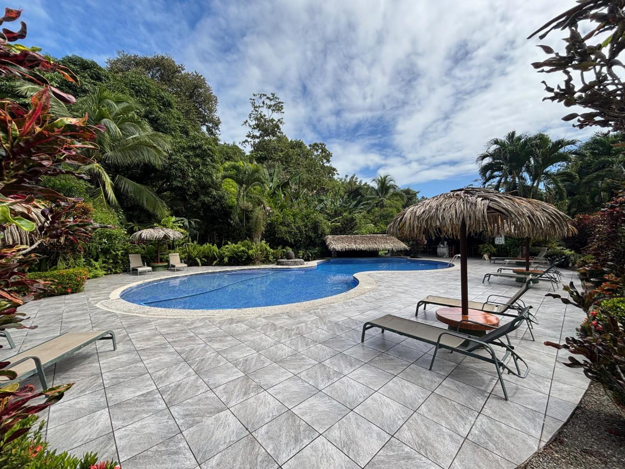 Hotel Suizo Loco Lodge & Resort Cahuita Exterior photo