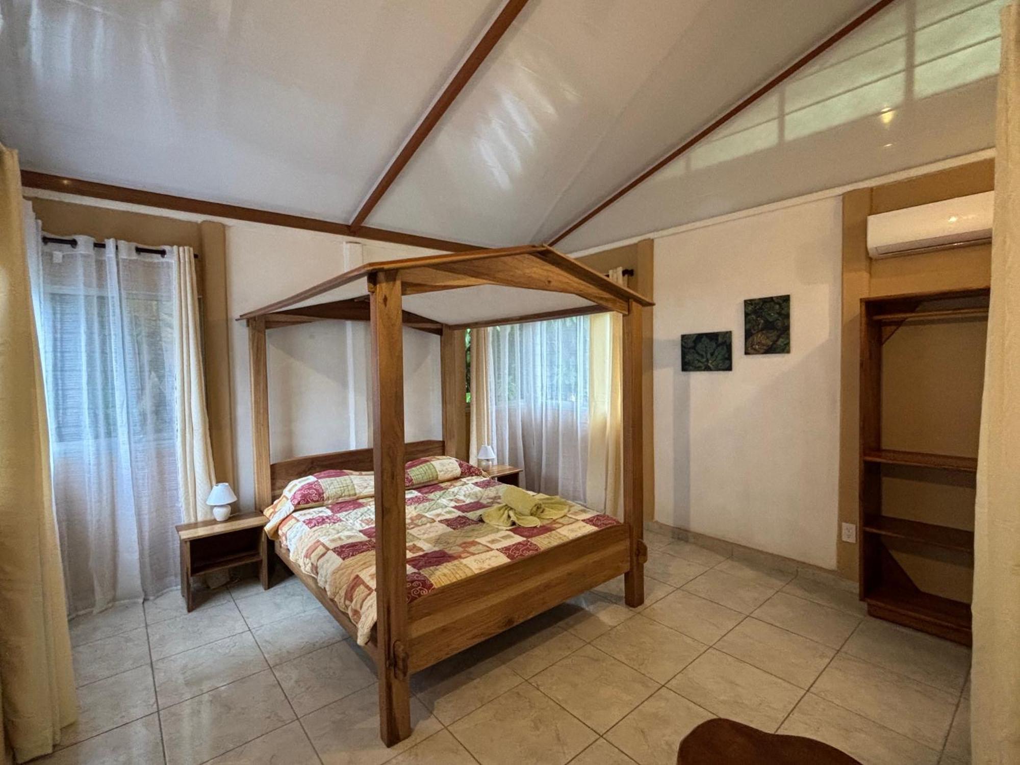 Hotel Suizo Loco Lodge & Resort Cahuita Exterior photo